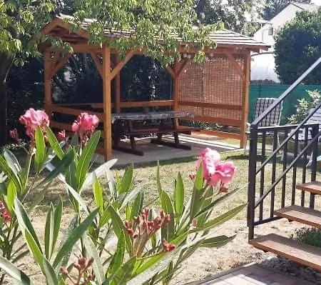 Cs&m Vendeghaz 度假居 *