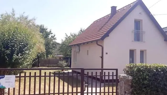 Cs&m Vendeghaz בית נופש *